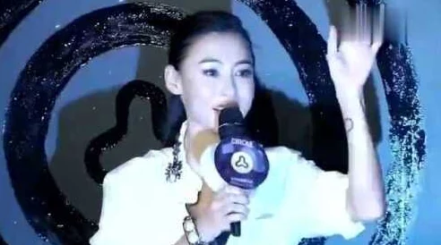 张柏芝扒自下面BB毛好毛盛经典，惊艳全场引发热议，网友纷纷点赞称其勇气可嘉！